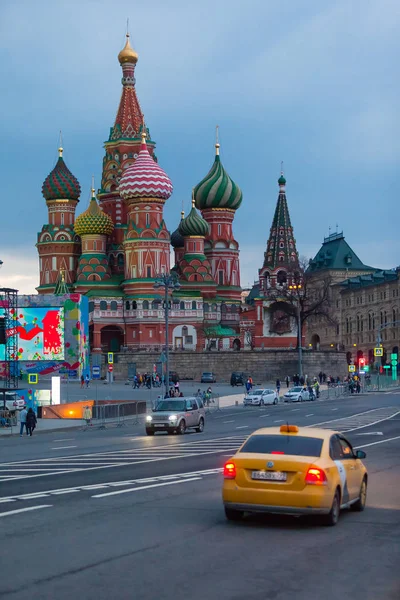 Moskwa, Rosja - 30 kwietnia 2018: Widok na Plac Czerwony, St Basil's katedry i wieży Spasskaya Moskwy od mostu Moskvoretsky Bolshoy w przeddzień obchodów dnia maja — Zdjęcie stockowe