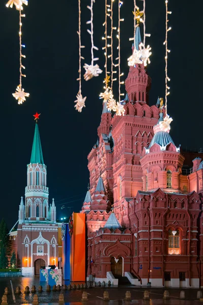 MOSCOW, RUSSIA - APRIL 30, 2018: View of the Kremlin's Nikolskaya Tower and the State Historical Museum on Red Square from Nikolskaya Street. Festive illumination. Evening. Rain — Stock Photo, Image