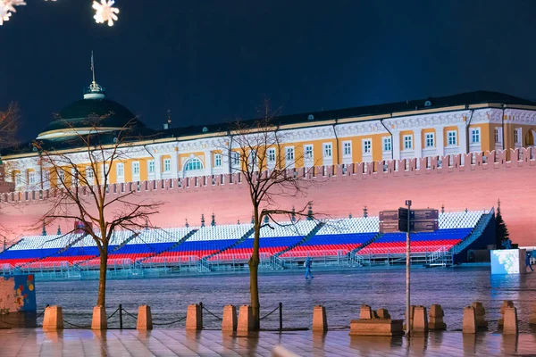 MOSCOW, RUSSIA - APRIL 30, 2018: View of the Spasskaya Tower of the Moscow Kremlin and Palace of Senate from Red Square before the May 1 celebration. Twilight Before Sunset — Stock Photo, Image