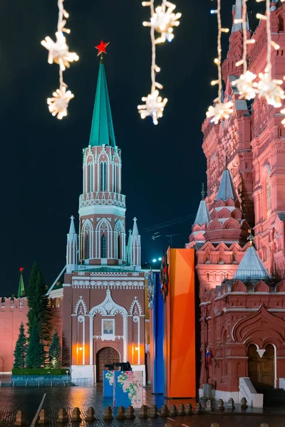 MOSCOW, RUSSIA - APRIL 30, 2018: View of the Kremlin's Nikolskaya Tower and the State Historical Museum on Red Square from Nikolskaya Street. Festive illumination. Evening. Rain — Stock Photo, Image