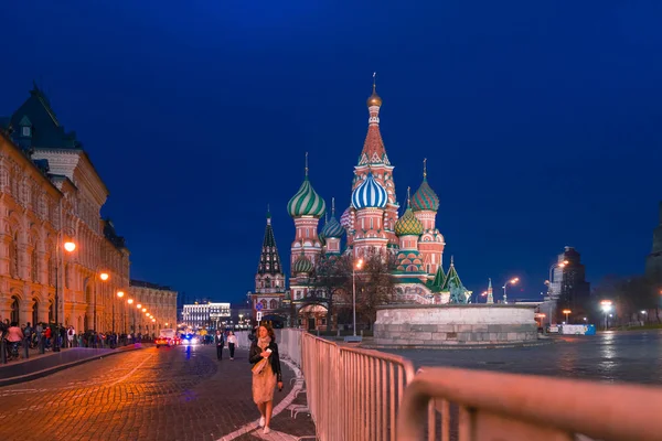 MOSCOW, RUSSIA - APRIL 30, 2018: View of St. Basil's Cathedral on Red Square and frontal place. Evening, before sunset. — Stock Photo, Image