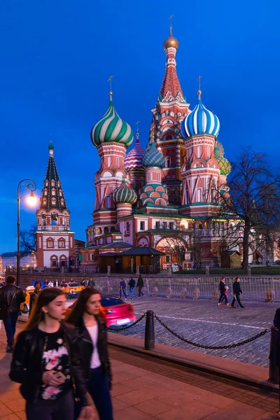 MOSCOW, RUSSIA - APRIL 30, 2018: View of St. Basil's Cathedral on Red Square. Evening, before sunset. — Stock Photo, Image