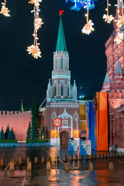 Μόσχα, Ρωσία - 30 Απριλίου 2018: Θέα του Κρεμλίνου Nikolskaya πύργο και το Κρατικό Ιστορικό Μουσείο στην Κόκκινη πλατεία από Nikolskaya Street. Εορταστική φωτισμό. Το βράδυ. Βροχή — Φωτογραφία Αρχείου