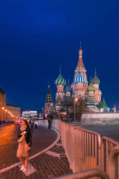 MOSCOW, RUSSIA - APRIL 30, 2018: View of St. Basil's Cathedral on Red Square and frontal place. Evening, before sunset. — Stock Photo, Image