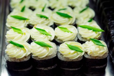 Rulo suşi bar penceresinde olarak. Geleneksel Japon yemekleri paket servisi olan restoran için. Organik doğal ürünler. Deniz ürünleri. Lezzetleri sunan.