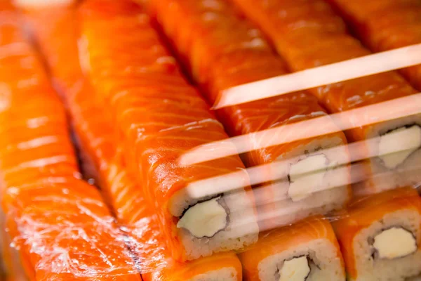 Rola pela janela no bar de sushi. Comida japonesa tradicional para levar. Produtos orgânicos naturais. Frutos do mar. Servindo iguarias . — Fotografia de Stock