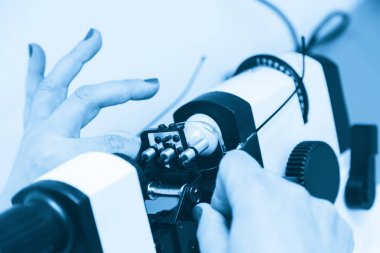 Göz doktoru gözlük lens ve optik stand objektif merkezlerindeki optik gücünü belirler. Gözlük ile manikür eller. Doktorun ofisinde. Optik mağaza.