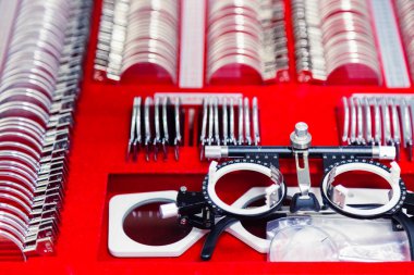 Değiştirilebilir lensler ve bir özel evrensel deneme oftalmik ayarını Optimetri ve gözlük için kümesi. Tanı Cihazları küme. Doktorun ofisinden optik mağaza. Eczane. Göz Kliniği
