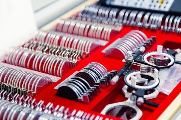 Değiştirilebilir lensler ve bir özel evrensel deneme oftalmik ayarını Optimetri ve gözlük için kümesi. Tanı Cihazları küme. Doktorun ofisinden optik mağaza. Eczane. Göz Kliniği