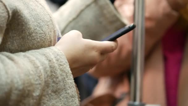 Młoda Kobieta Jasnym Płaszczu Trzyma Prawej Ręce Czarny Telefon Komórkowy — Wideo stockowe