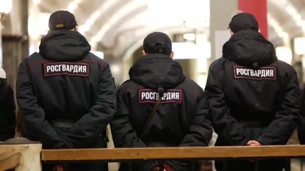 俄罗斯莫斯科 2019年10月26日 俄罗斯卫队战士在莫斯科地铁监控法治 应征士兵在地铁里服役 身着制服 背面刻有 Rosgvadia 字样的巡警 — 图库视频影像