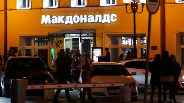 러시아 모스크바 2019 사람들 중심의 아라바트 거리에 맥도날드의 패스트푸드 식당을 — 비디오