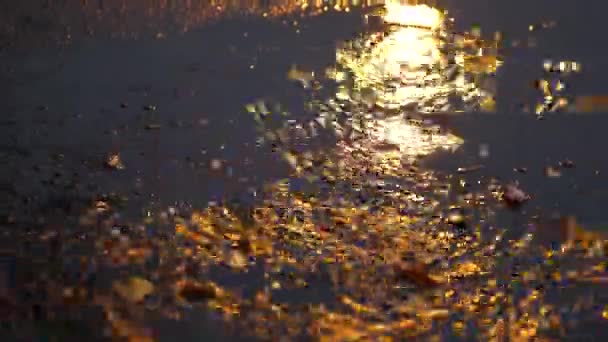 Una poderosa corriente de agua vierte a lo largo del asfalto en la calle por la noche . — Vídeos de Stock