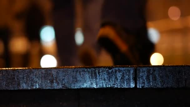 Des escaliers dans le passage inférieur. Station de métro. Silhouettes floues de personnes — Video