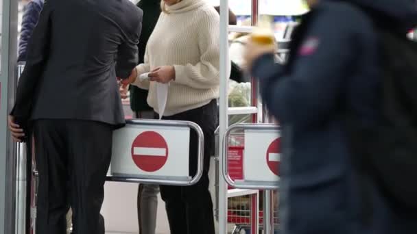 Um guarda de segurança mostra como abrir um portão automático usando um scanner de código de barras — Vídeo de Stock