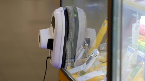 Compact robotic device with artificial intelligence for housewives cleans glass — Stock Video