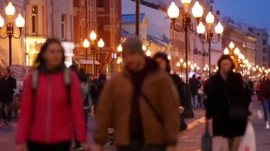 Moskova 'nın popüler Arbat caddesi boyunca turistler yürüyor