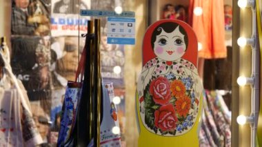 Mağaza vitrininde matryoshka hediyesi. Parlak bir hatıra.