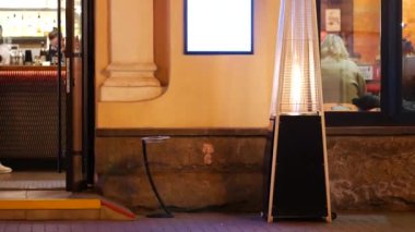 Açık bir kafede, aletin yanında gaz ocağı var.