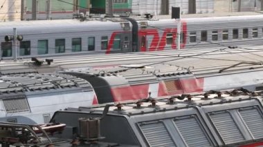 Moskova, Rusya - 2 Kasım 2019: Bir yolcu treni Rus Demiryollarının imzasıyla hareket ediyor. Rus Demiryollarının Sıralama Tesisi. Yukarıdan görüntüle.