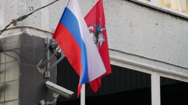 Moskova, Rusya - 2 Kasım 2019: Ulusal bayram arifesinde Rusya ve Moskova 'nın bayrakları dalgalanıyor. Ulusal Birleşme Günü Rusya 'nın resmi bayramıdır. 4 Kasım 'da Kutlandı