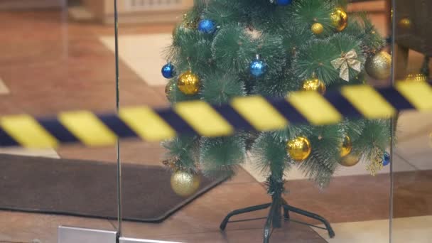 Рождественская елка с игрушками и золотой звездой сверху. Рождественские шары — стоковое видео