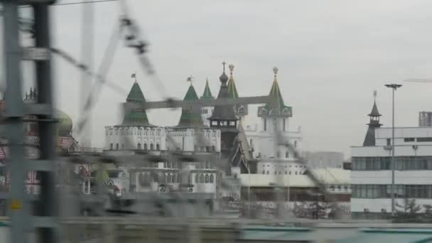 Die Türme ismailowskij kremlin. Blick aus dem Fenster des fahrenden Waggons von mcc — Stockvideo