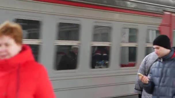 Un train de Moscou diamètre central conduit à la gare. Les passagers attendent — Video