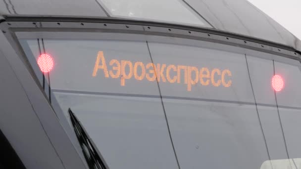 Moskva, Ryssland - 26 november 2019: Aeroexpress tåg till Sheremetyevos flygplats. Flygvärdinnan kommer till dörren till tåget vid busshållplatsen. Utsikt från plattformen — Stockvideo