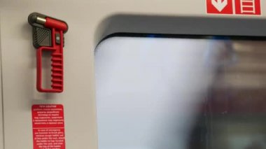 Moskova Merkez Halka McC 'nin vagonlarında acil çıkış penceresi. Kırmızı çekiç