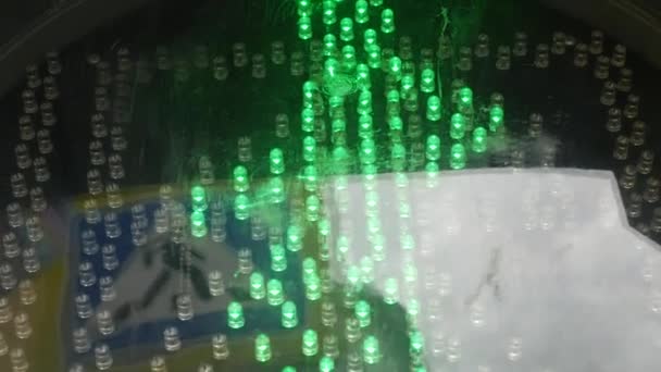 Led de la pantalla del semáforo con animación de un peatón en movimiento . — Vídeo de stock