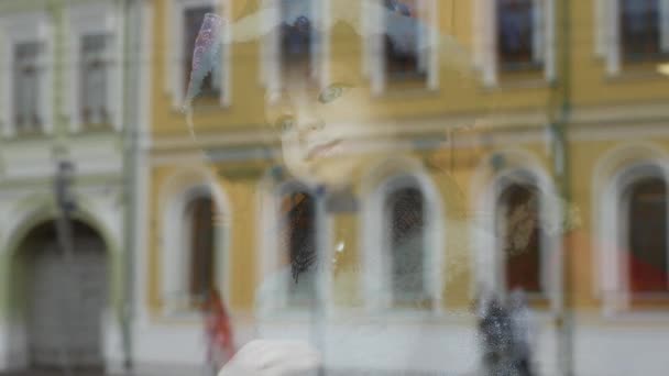 モスクワ人形劇場の窓におとぎ話の英雄を描いた人形. — ストック動画