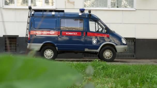 Minibus bleu avec inscription rayure rouge Comité d'enquête — Video