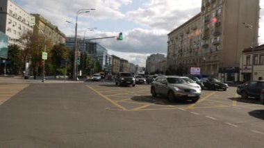 Moskova, Rusya - 14 Eylül 2019: Moskova ve Staraya Basmannaya Caddesi 'ndeki Garden Ring kavşağında arabalar sürmeye başladı. Başkentte güneşli bir sonbahar günü