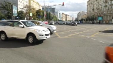 Arabalar Moskova ve Staraya 'daki Garden Ring kavşağında sürmeye başladı.