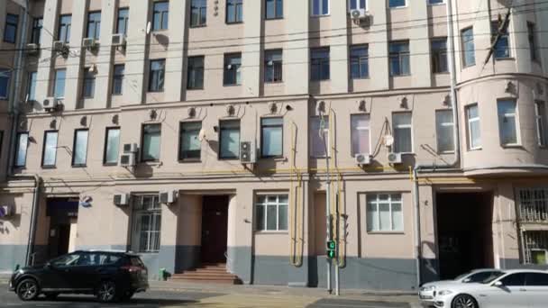 Edifício de apartamentos histórico construído em 1912 foi projetado pelo arquiteto russo Vita — Vídeo de Stock