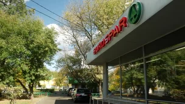 Moscou, Rússia - 14 de setembro de 2019: as pessoas passam pelo supermercado Eurospar. Panorama da fachada do supermercado. Quente dia de outono ensolarado — Vídeo de Stock