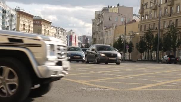 Moscú, Rusia - 14 de septiembre de 2019: Los coches comienzan a conducir en la intersección del anillo del jardín en Moscú y la calle Staraya Basmannaya. Cálido día soleado de otoño en la capital — Vídeo de stock