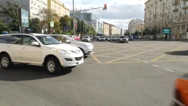 Bilar börjar köra i korsningen av Garden Ring i Moskva och Staraya — Stockvideo