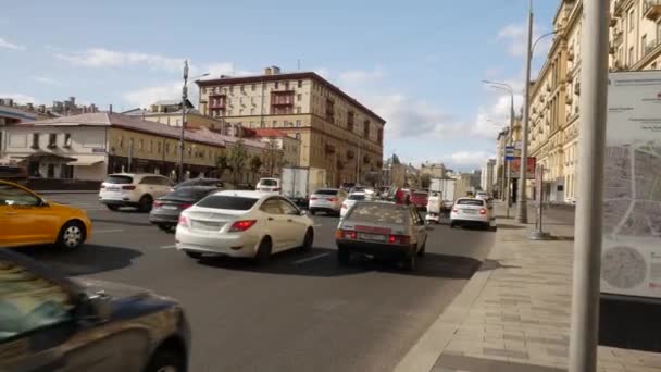Cars driving at the intersection of the Garden Ring in Moscow and Staraya — Stock Video