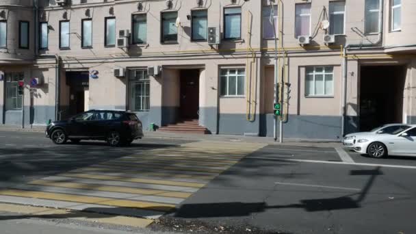 Pedestrian crossing in the city with white and yellow stripes. Traffic light cou — Stock Video