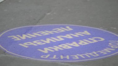 Kaldırımdaki tıp merkezinin animasyon renkli reklamının projeksiyon ışını.
