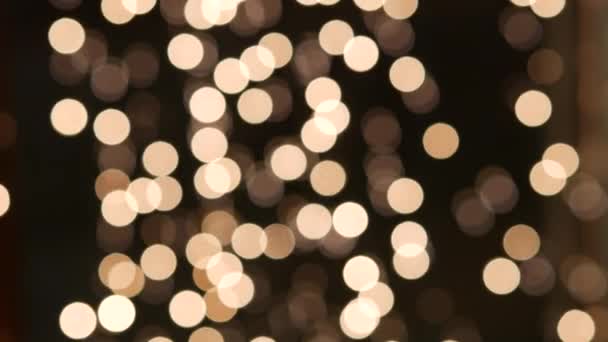 Fond flou de lumières de vacances bokeh. Guirlande d'ampoules LED miniatures balancent 