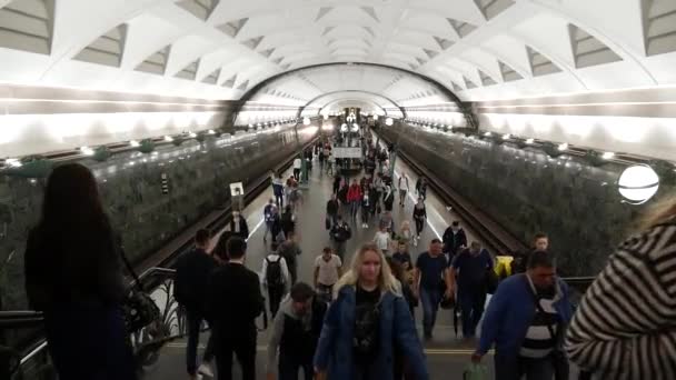 ผู้โดยสารลุกขึ้นจากห้องโถงรถไฟใต้ดิน สลาฟานสกี บูเลอวาร์ด ผู้คนขึ้นและลง — วีดีโอสต็อก