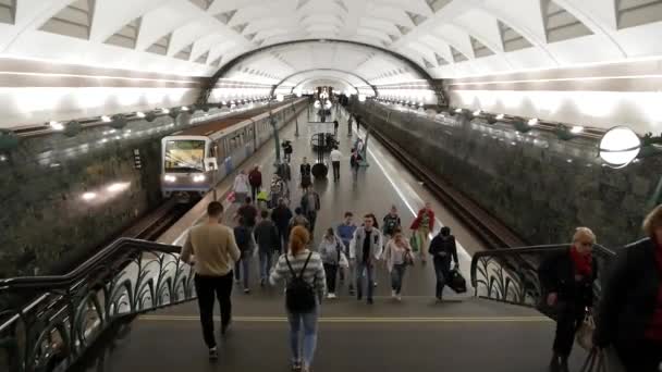 Passagerare reser sig från tunnelbanestationen Slavyansky Boulevard. Folk går upp och ner — Stockvideo