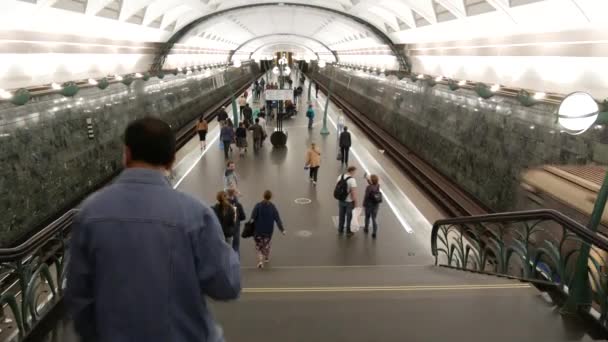 Passagerer rejser sig fra metrohallen Slavyansky Boulevard. Folk går op og ned – Stock-video