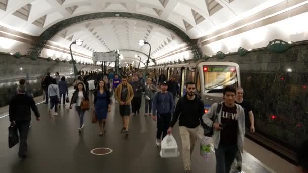 Passagerare reser sig från tunnelbanestationen Slavyansky Boulevard. Folk går upp och ner — Stockvideo