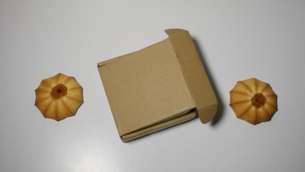 Stop Motion Animation Intro mit Cookies. Cookies drehen sich auf weißem Hintergrund — Stockvideo