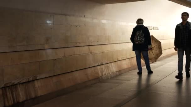 Un hombre camina por la plataforma en el metro — Vídeos de Stock