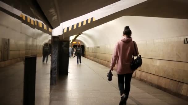 Mujer irreconocible camina por la plataforma en el metro . — Vídeos de Stock